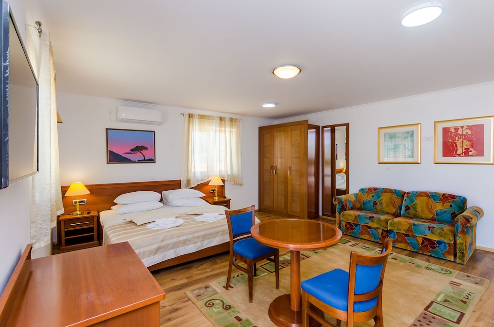 Apartments & Rooms V&M 16/50