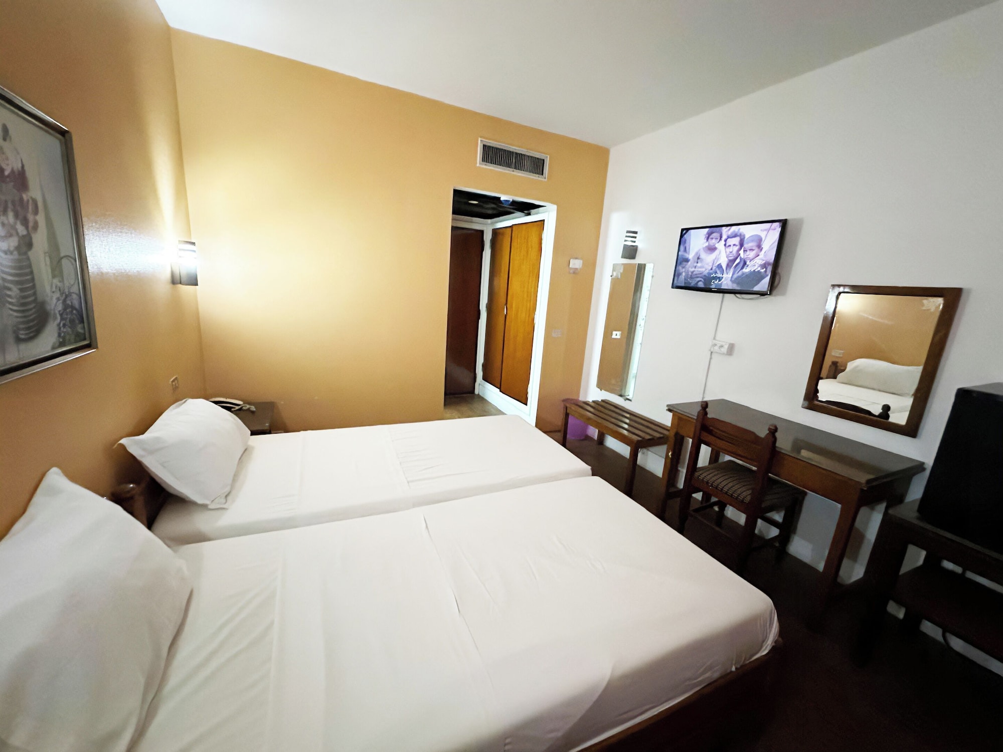 ROOM, SINGLE