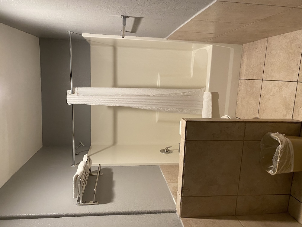 Anaheim Executive Inn Suites 66/66