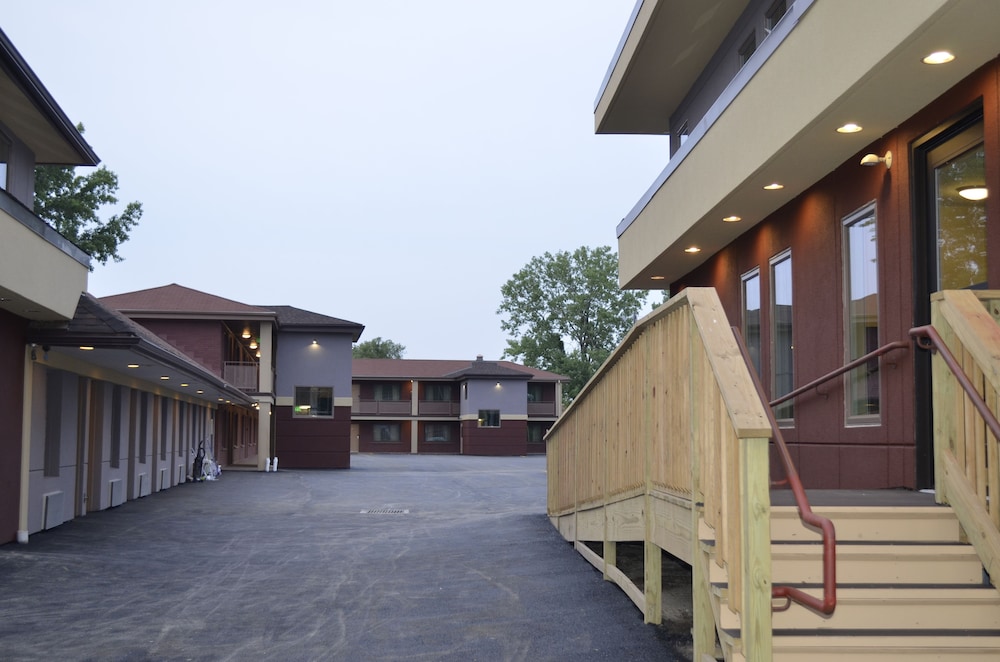 AArya Hotel By Niagara Fashion Outlets 40/44