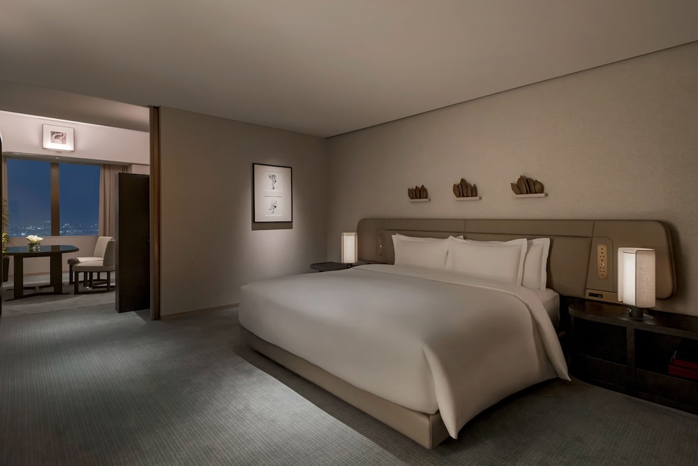 Ambassador, Suite, King Bed