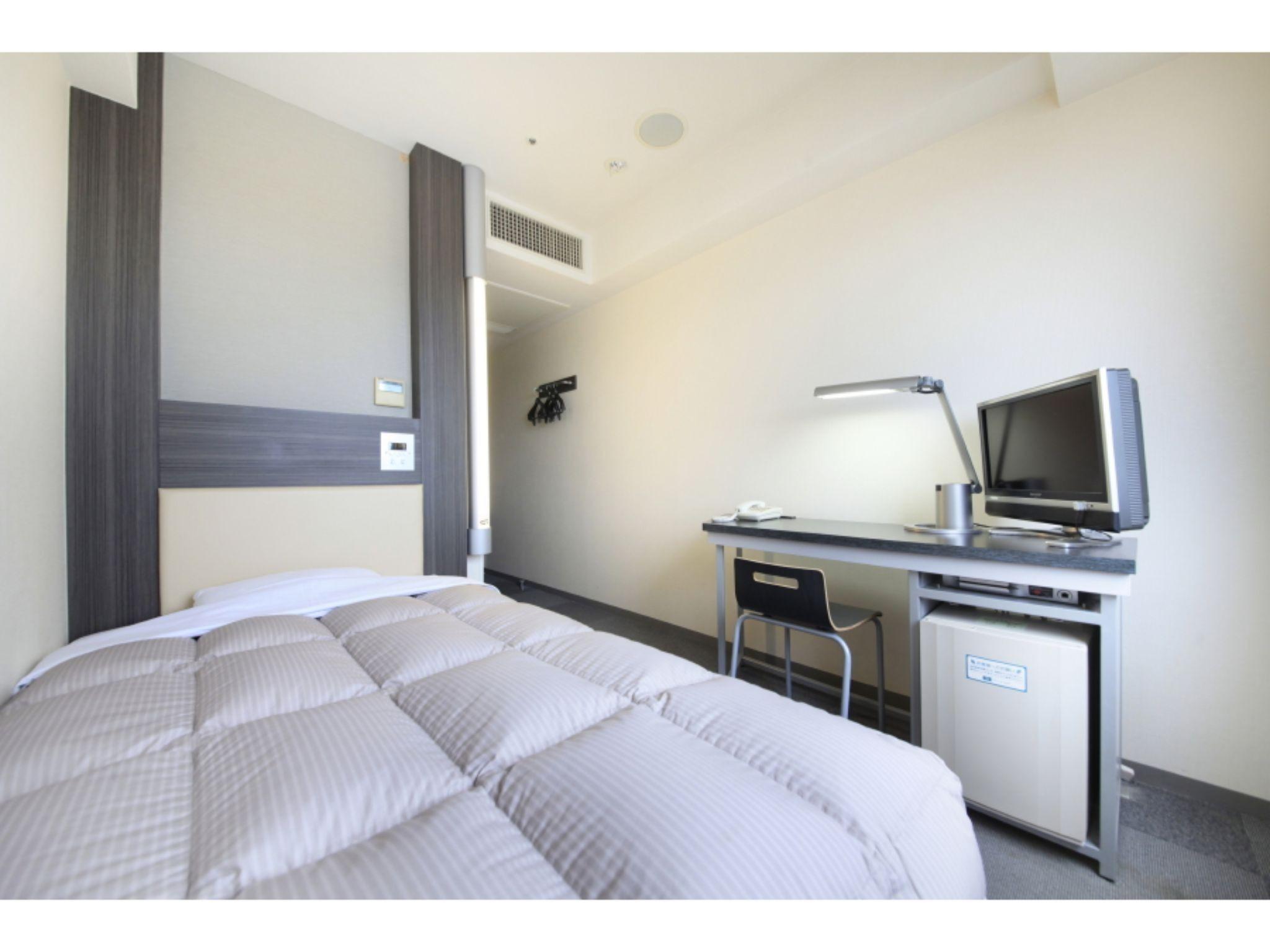 ROOM, SINGLE, SMOKING