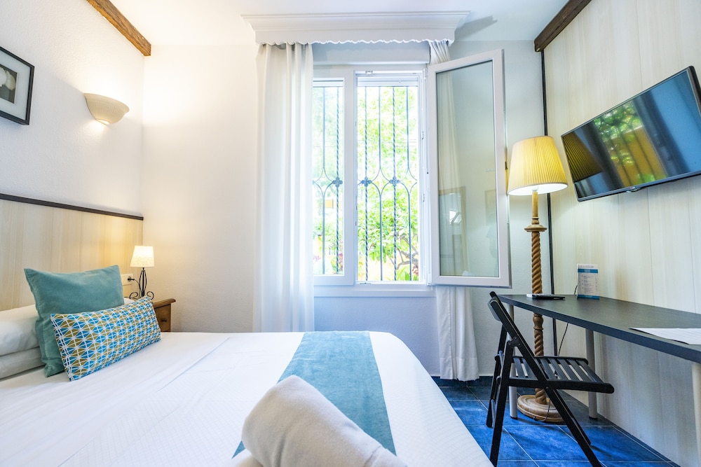 ROOM, DOUBLE BED