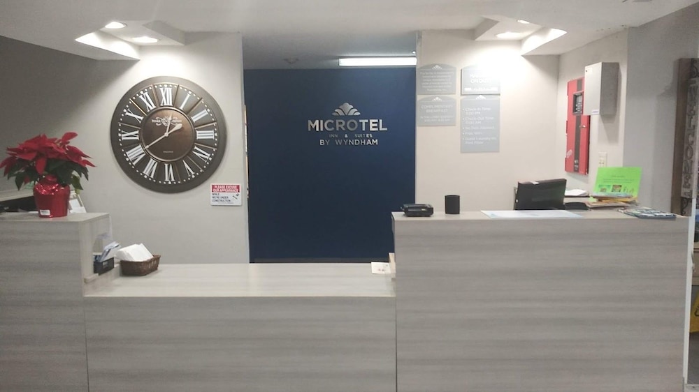 Lobby at MICROTEL INN SUITES BY WYNDHAM FLORENCE CINCINNATI AIRPORT, FLORENCE - KY