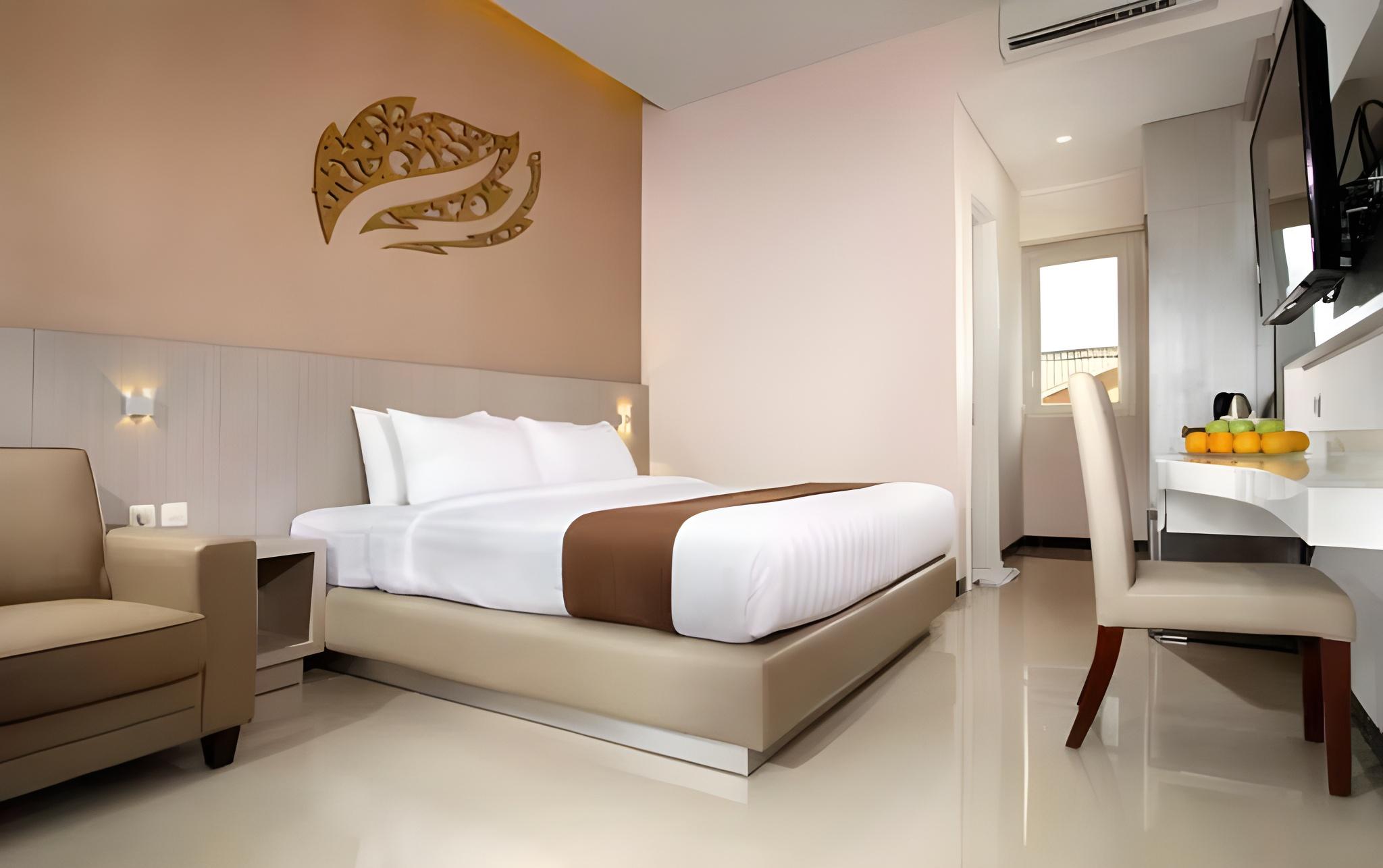 Superior, King Bed, Pool Access