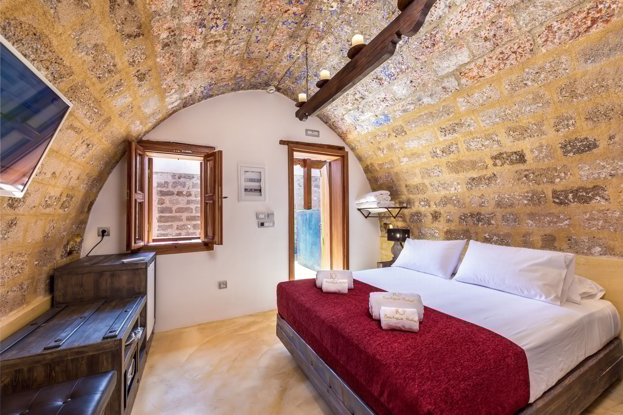 STONE, DELUXE, QUEEN BED