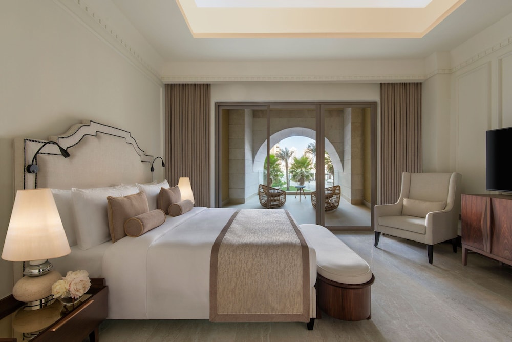 1 Bedroom, Suite, King Bed, Pool Side, Patio، The St. Regis Marsa Arabia Island, The Pearl Qatar 5/10