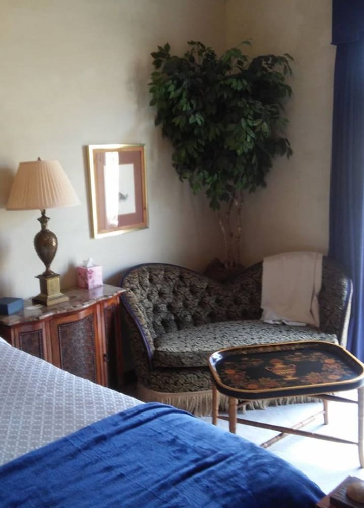 Inntiquity A Country Inn 38/50