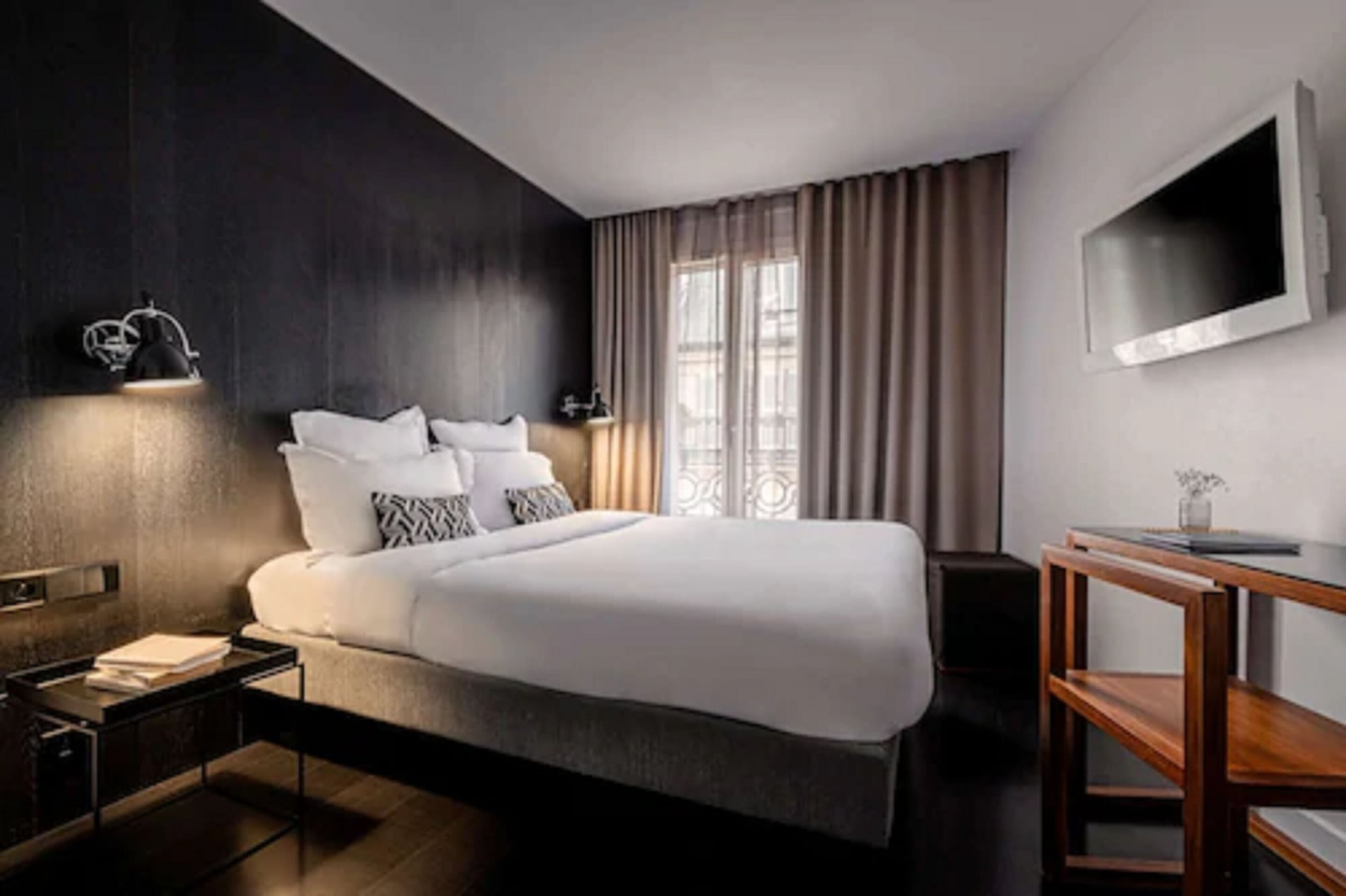 STANDARD, QUEEN BED