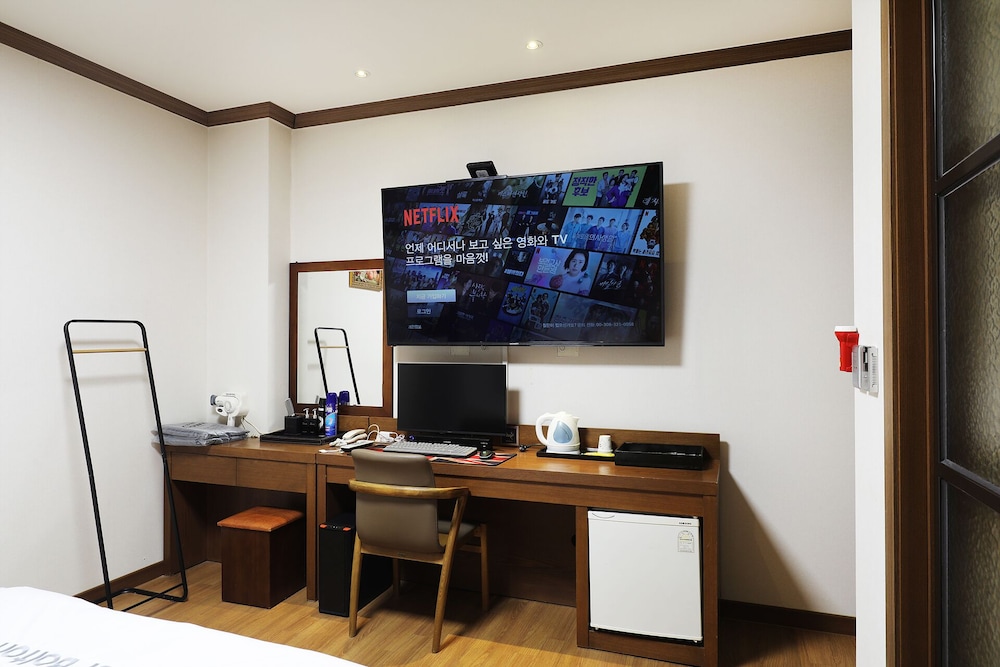 Hotel Food & Tour 44/50