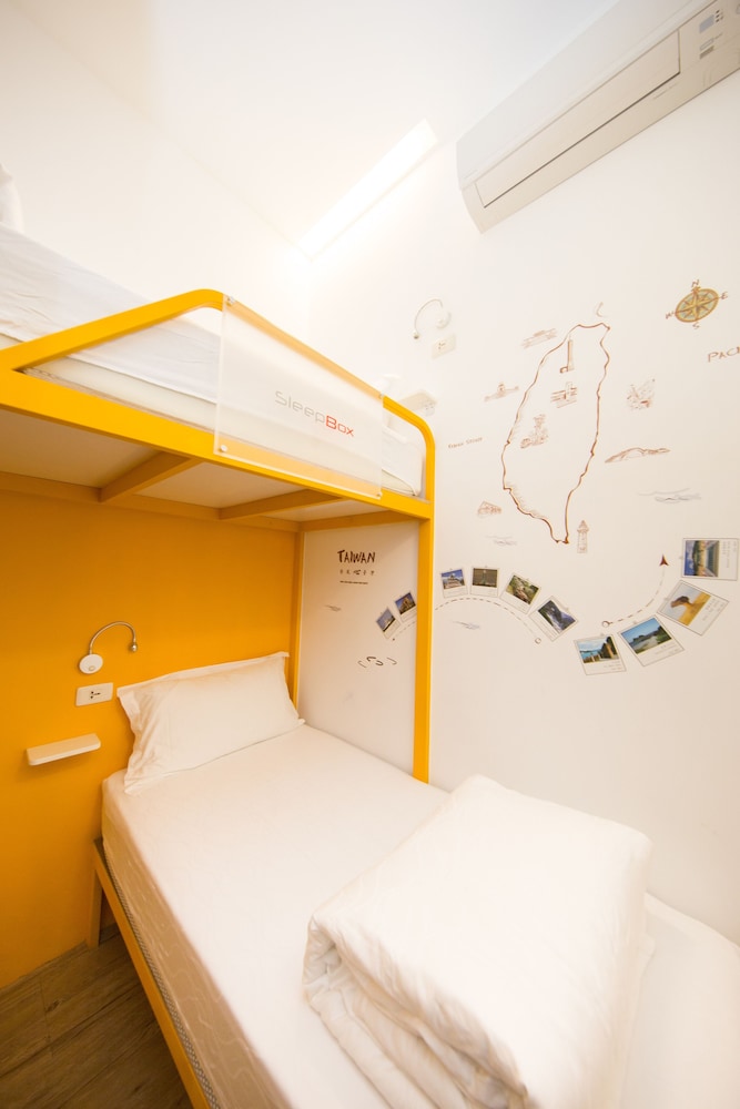 Sleep Box Hostel 18/50