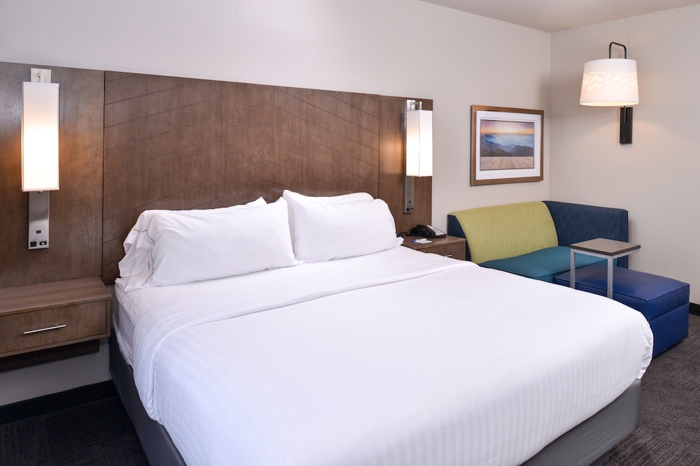 Holiday Inn Express Suites Bryant Benton Area 17/71