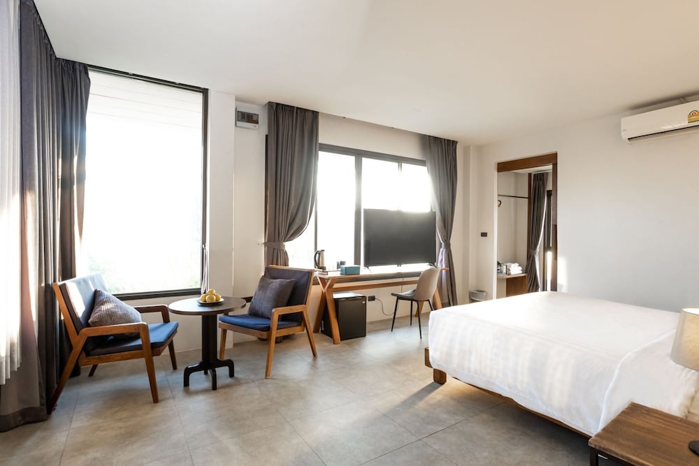 DELUXE, DOUBLE BED