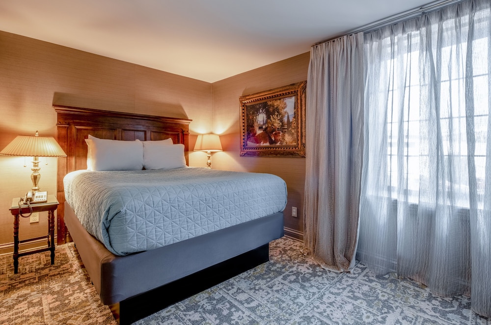 2 Bedrooms, Cambridge, Suite, King and Queen Bed