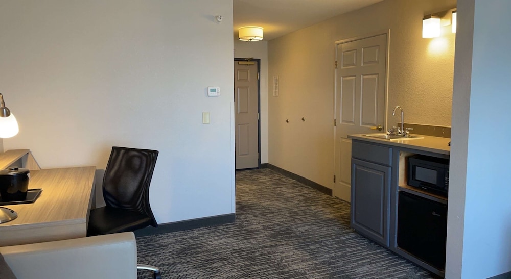 Country Inn & Suites by Radisson, Galena, IL 35/67