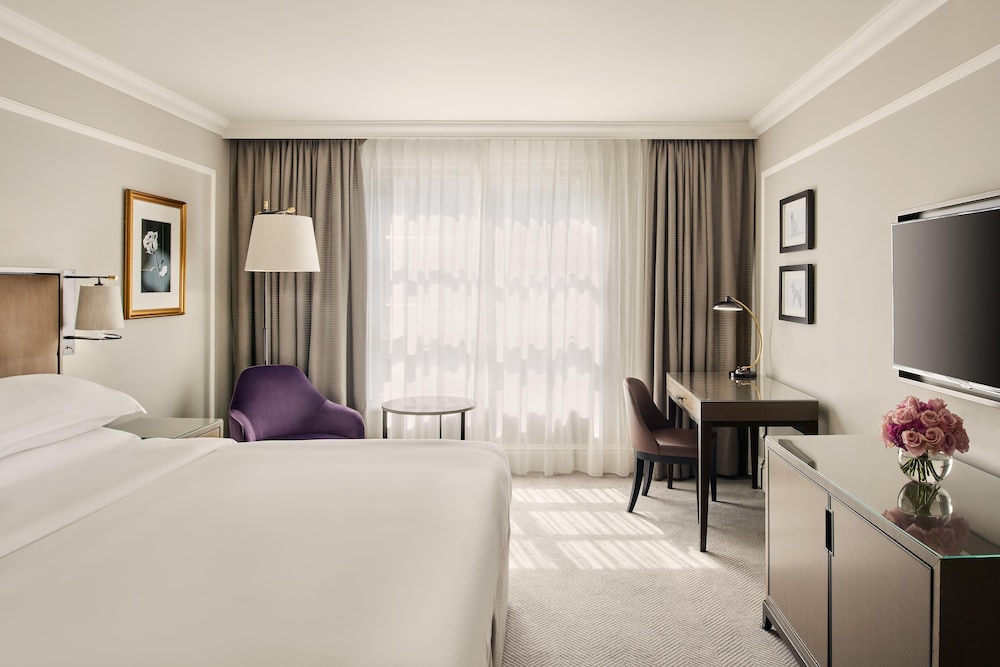 CLUB, KING BED