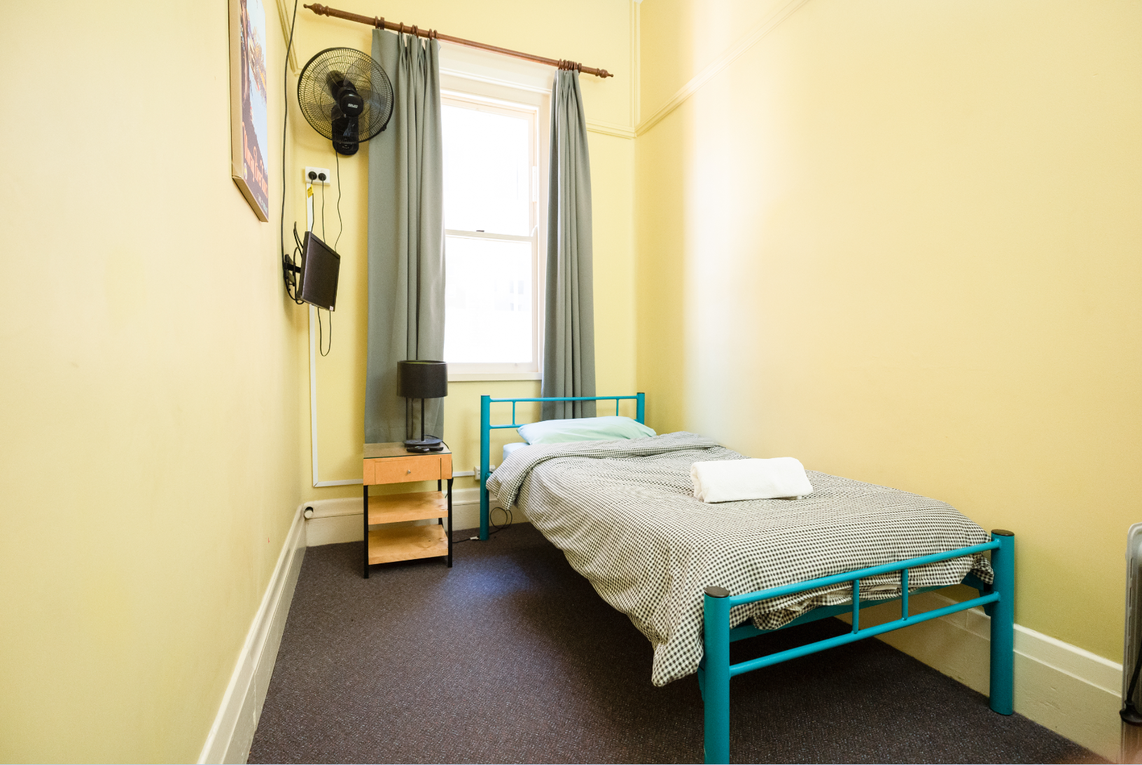 ROOM, SINGLE, SHARED BATHROOM