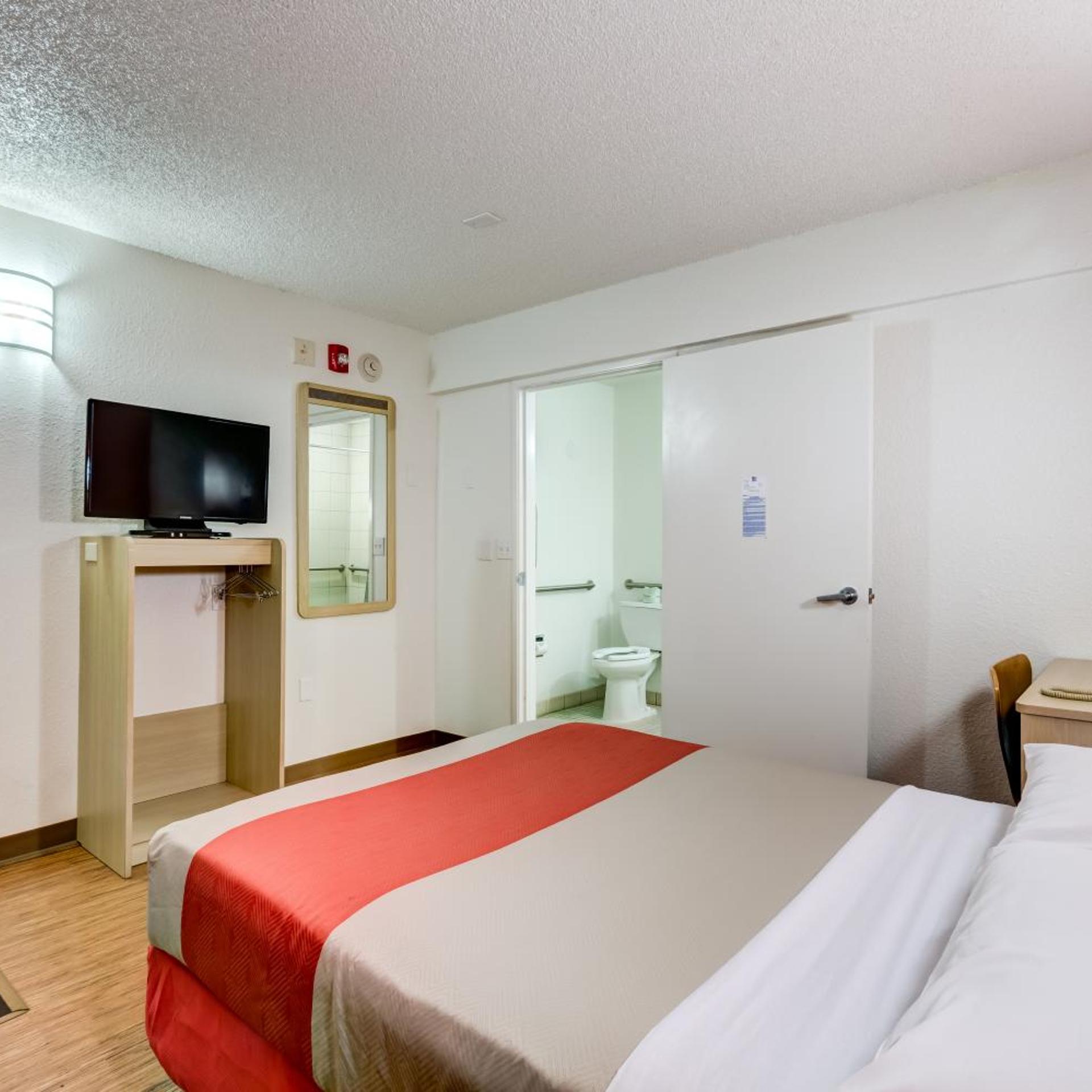 1 Queen Bed