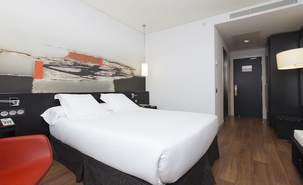 ROOM, SINGLE