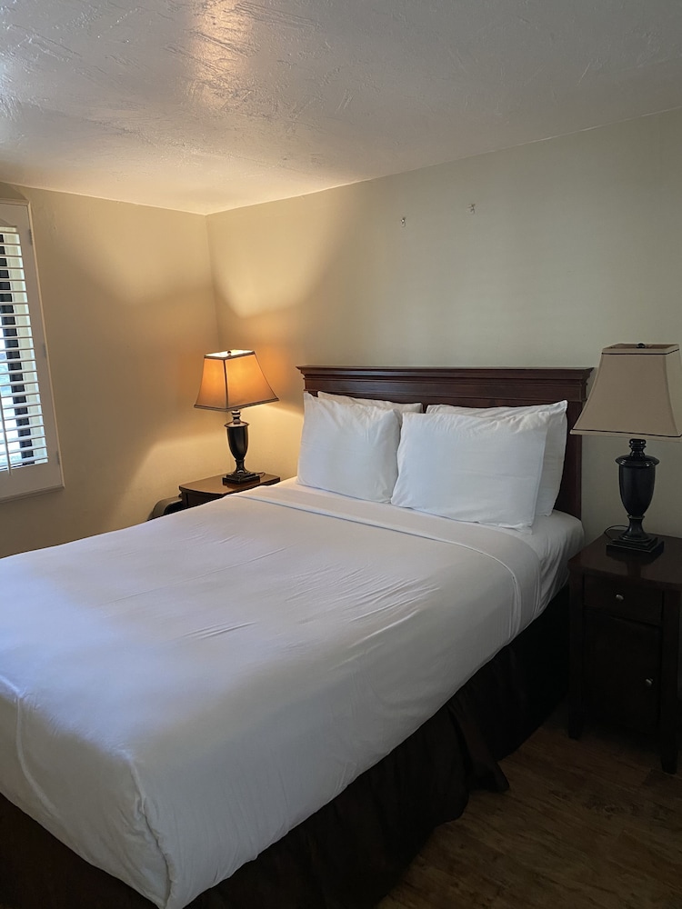 Carmel Resort Inn 23/72