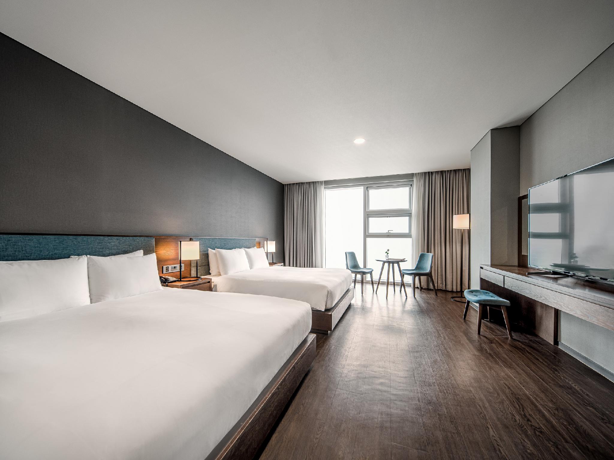 Premium, 2 King Beds, Partial Ocean View, High Floor