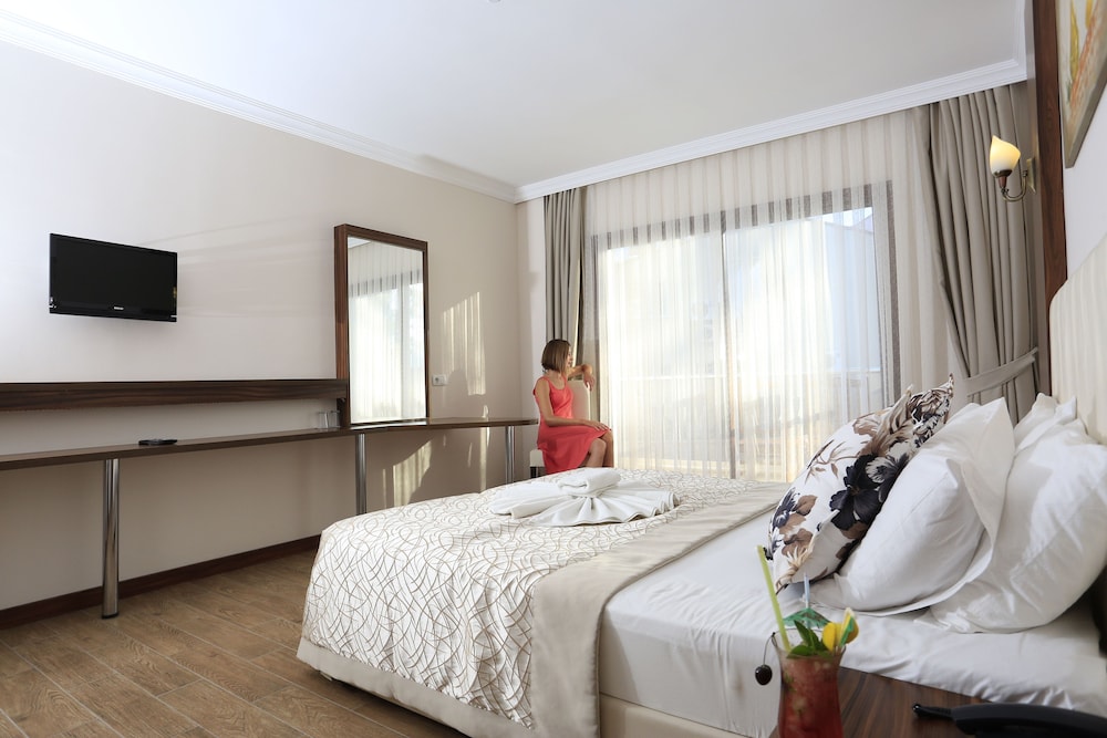 Tymnos Hotel 12/43