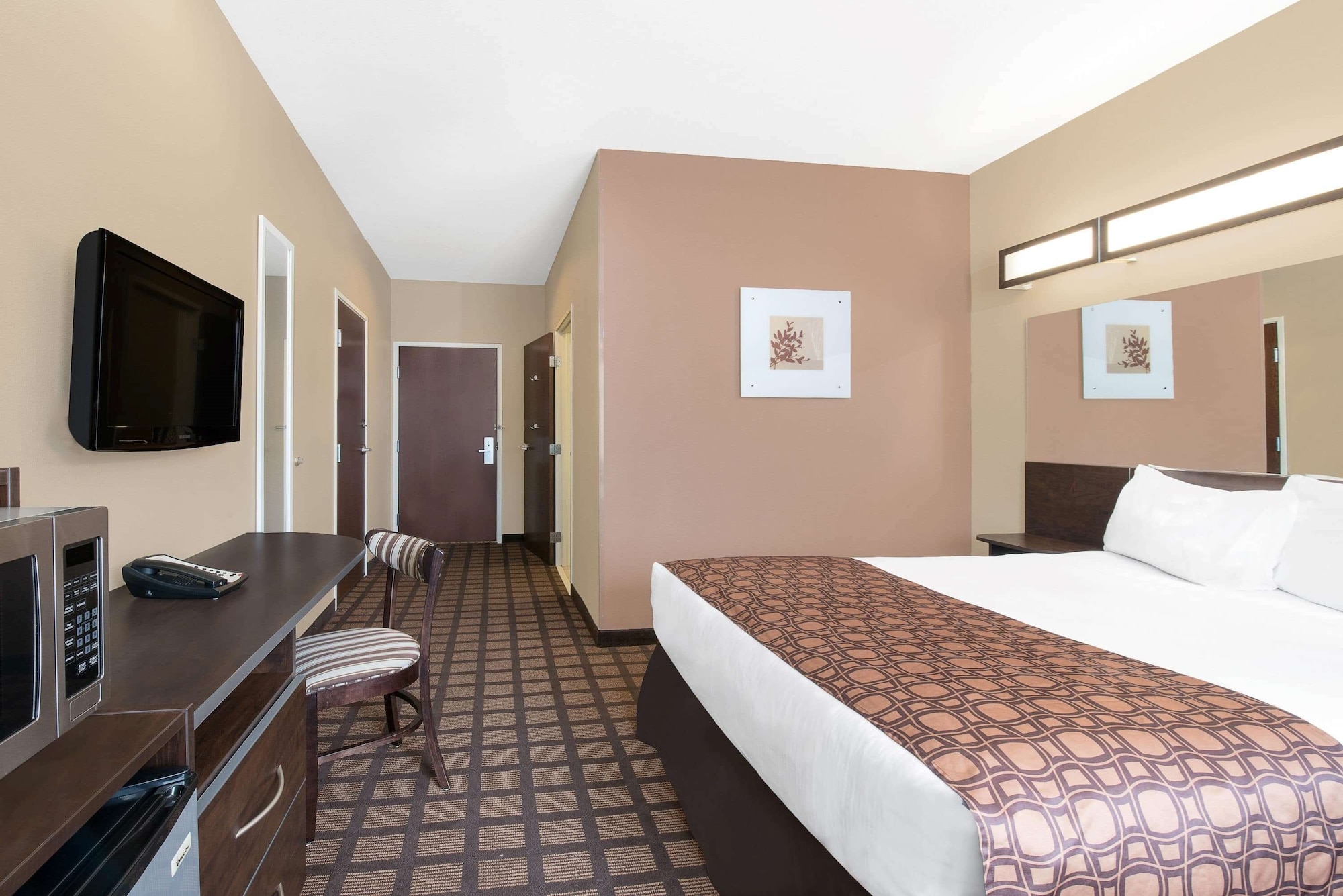 غرفة قياسية بسرير كوين، Microtel Inn Suites By Wyndham Sidney 2/4