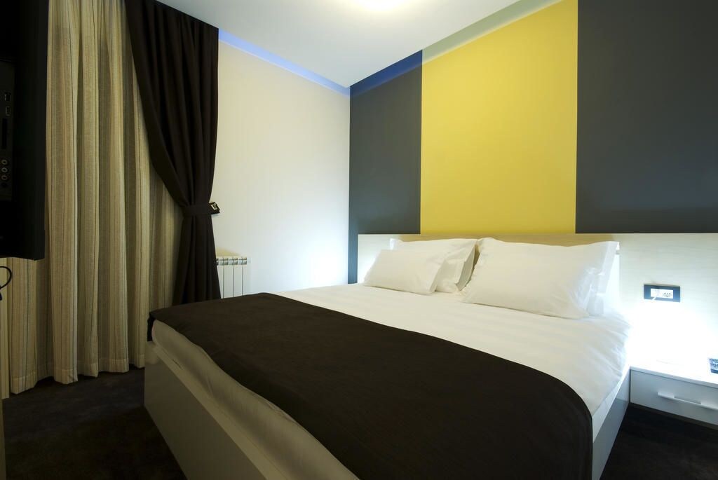 Suite, Queen Bed, 2 Sofa