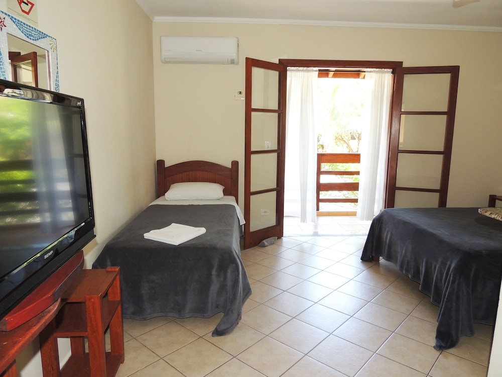 1 Bedroom, Standard, Quadruple, 1 Double and 1 Single Bed, Murphy Bed, Garden View, Private Bathroom، Pousada Mosaico de Maresias 2/4
