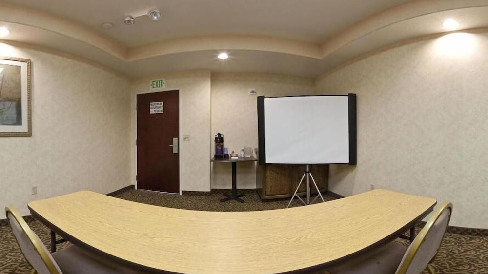 Holiday Inn Express Delano Hwy 99 47/49