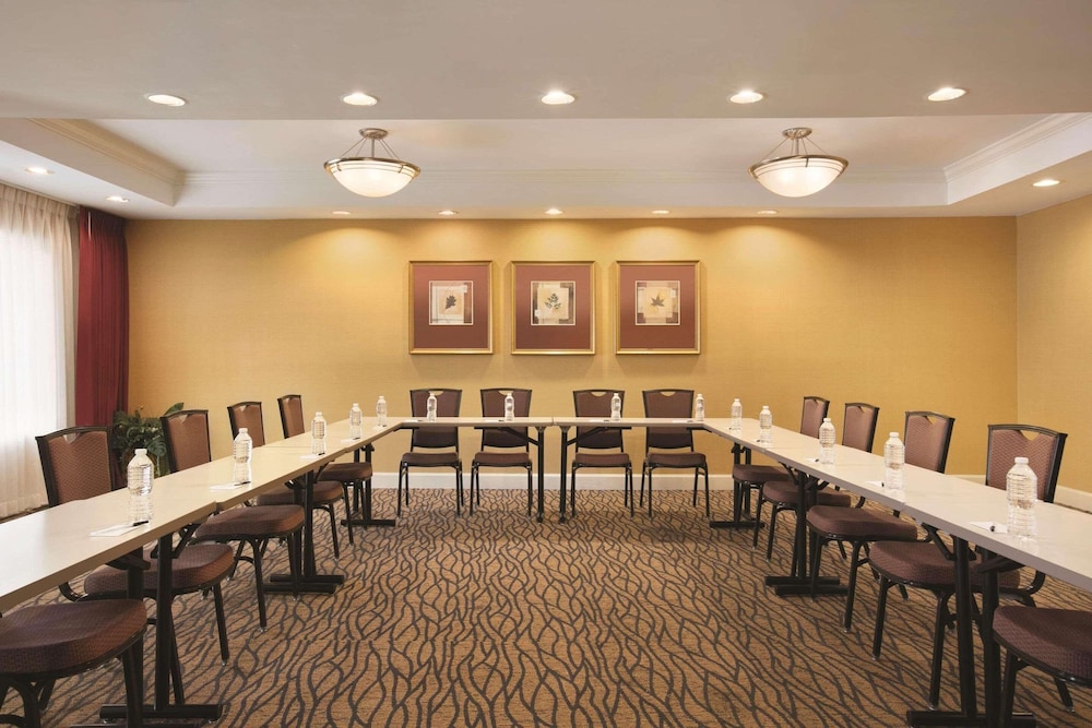 Country Inn & Suites By Radisson, Atlanta Airport North, GA 53/54