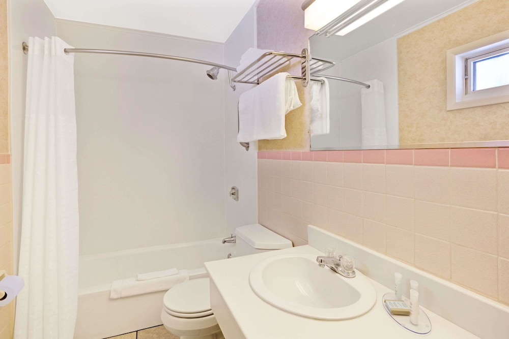 Travelodge By Wyndham Rapid City 13/31