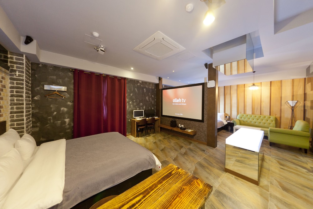 Hotel 109 7/73