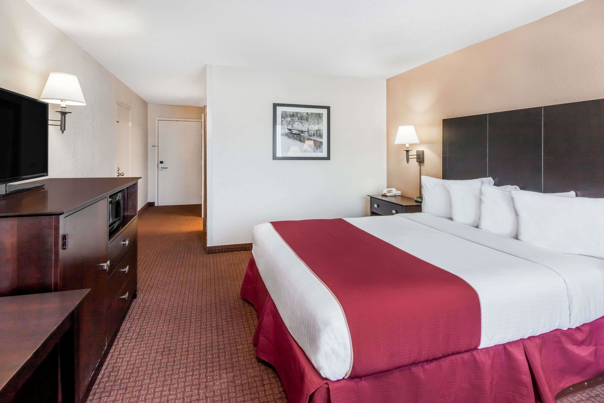 غرفة خارجية بسرير كوين بإطلالة لذوي الإعاقة، Quality Inn & Suites Grayling, MI 2/7