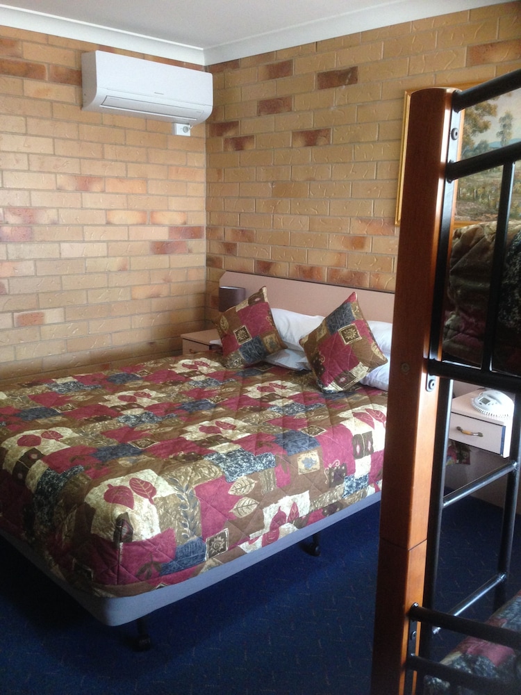 NORTH PARKES MOTEL 16/39