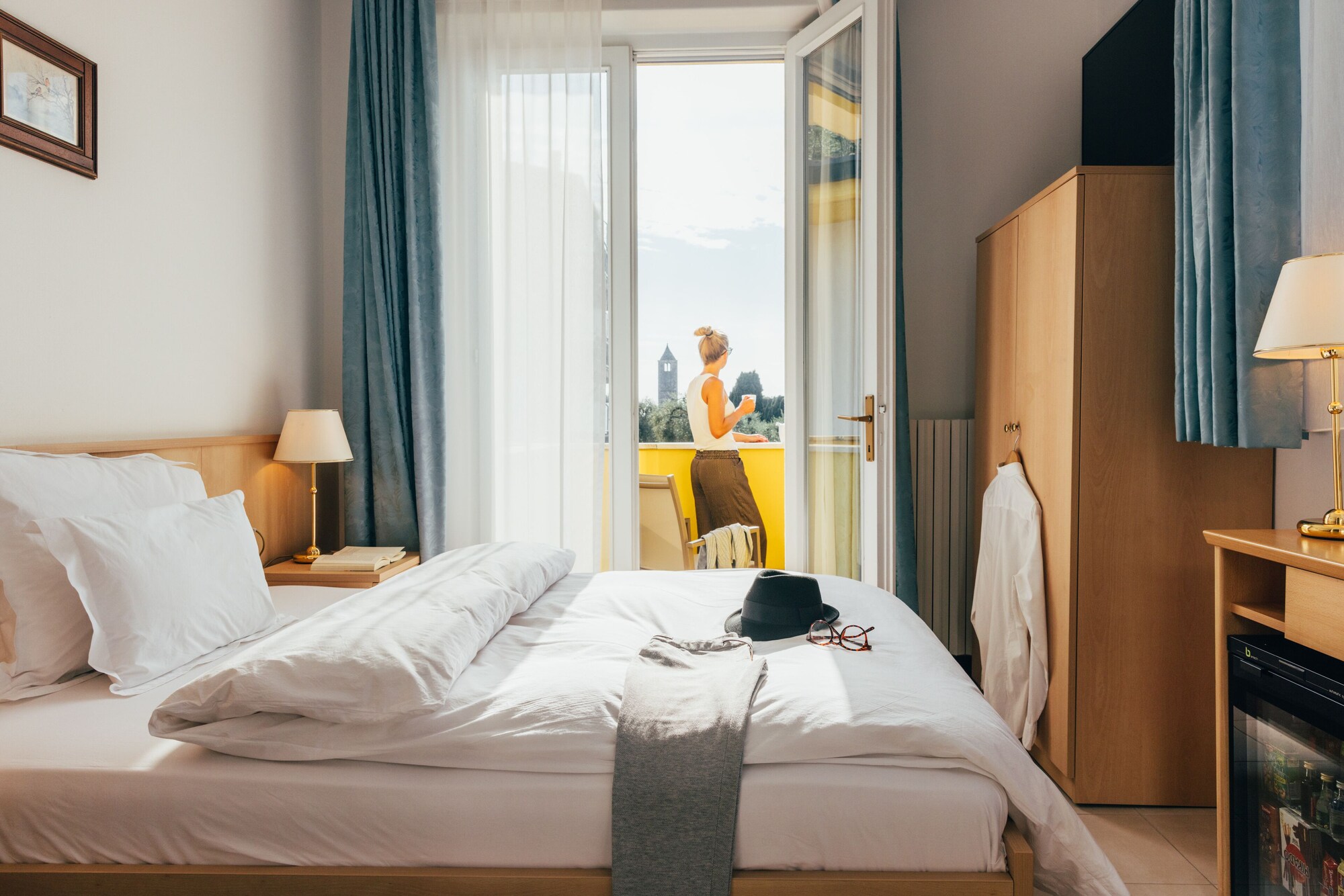 ROOM, SINGLE