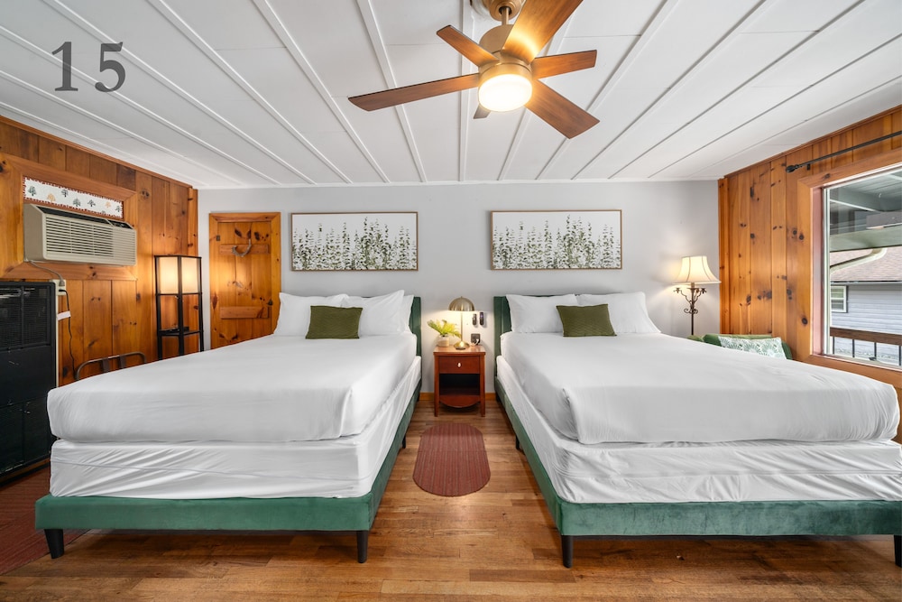 Junior, 2 Queen Beds