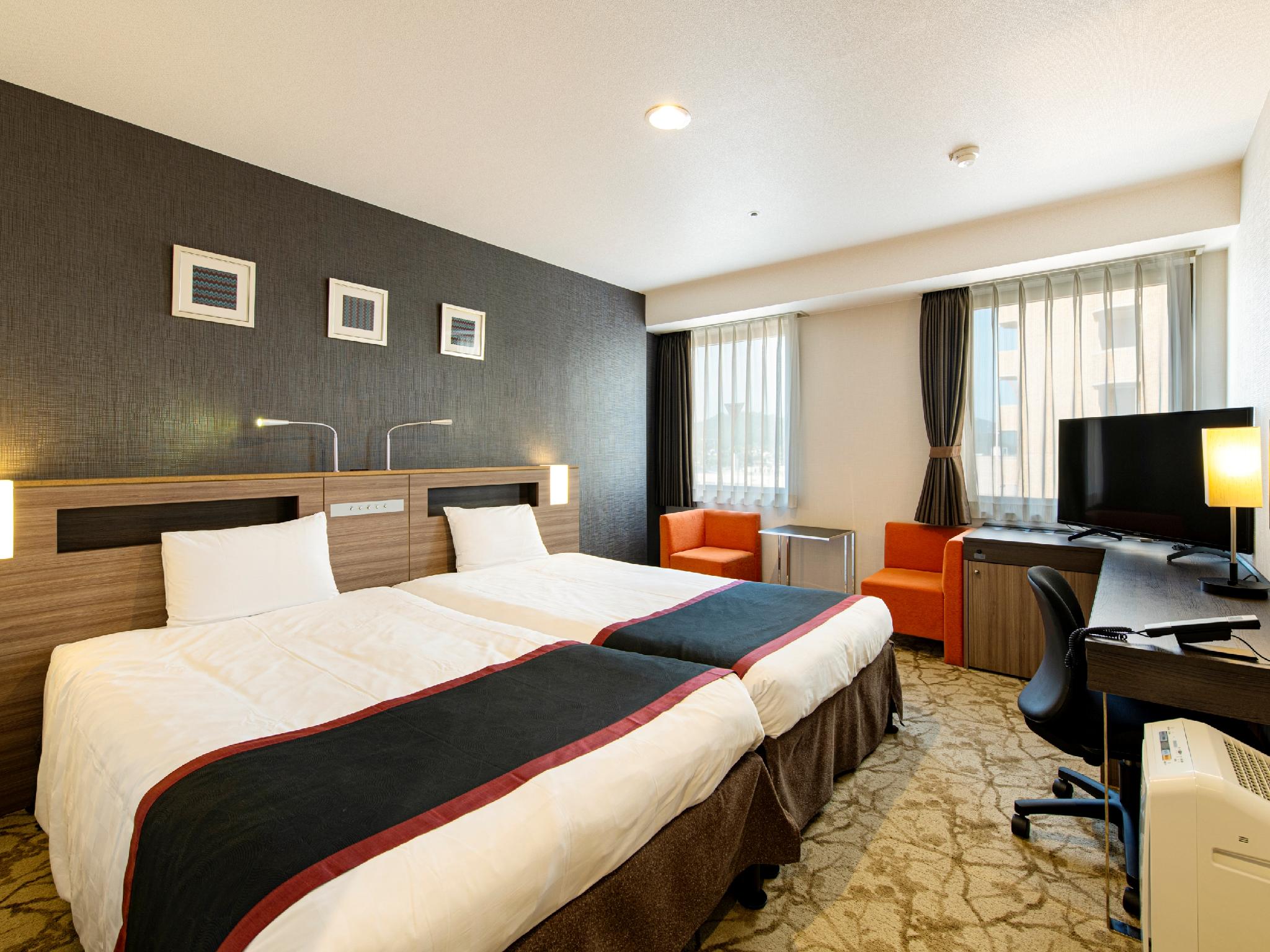 Hollywood, Twin Beds, Sofa