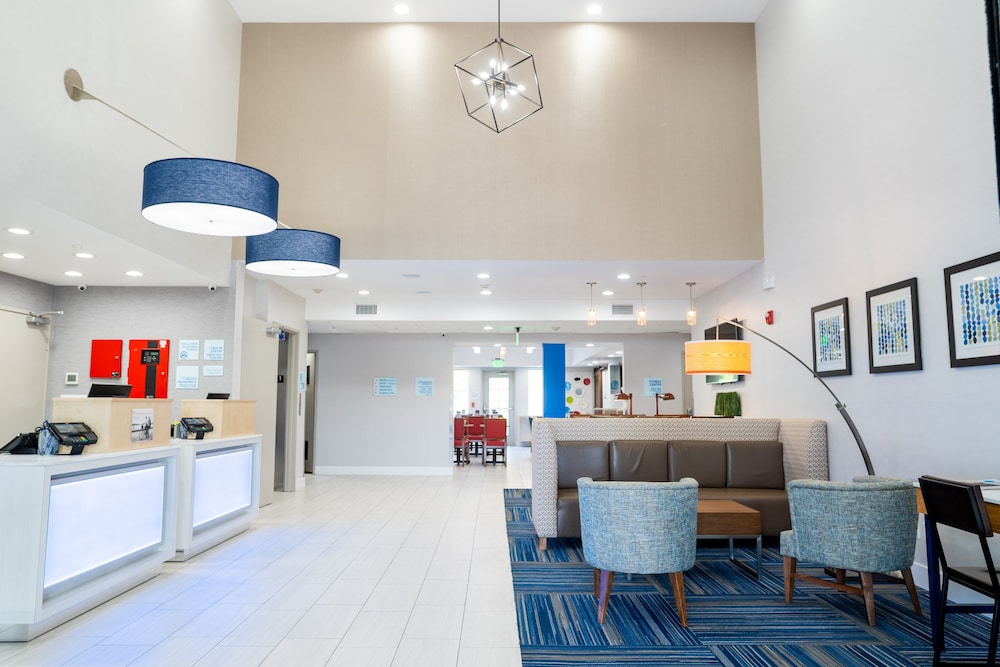 Holiday Inn Express And Suites Lake Forest 15/55