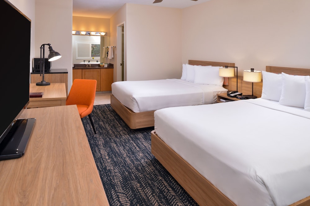 La Fuente Inn Suites 18/65