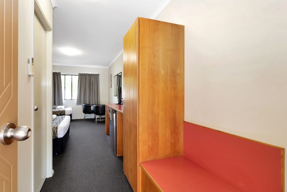 MACKAY RESORT MOTEL 7/65
