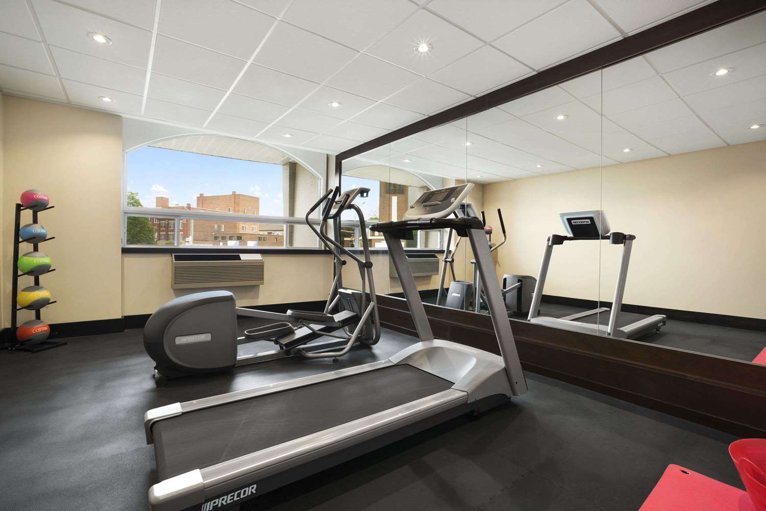 Days Inn & Suites by Wyndham North Bay Downtown 11/24