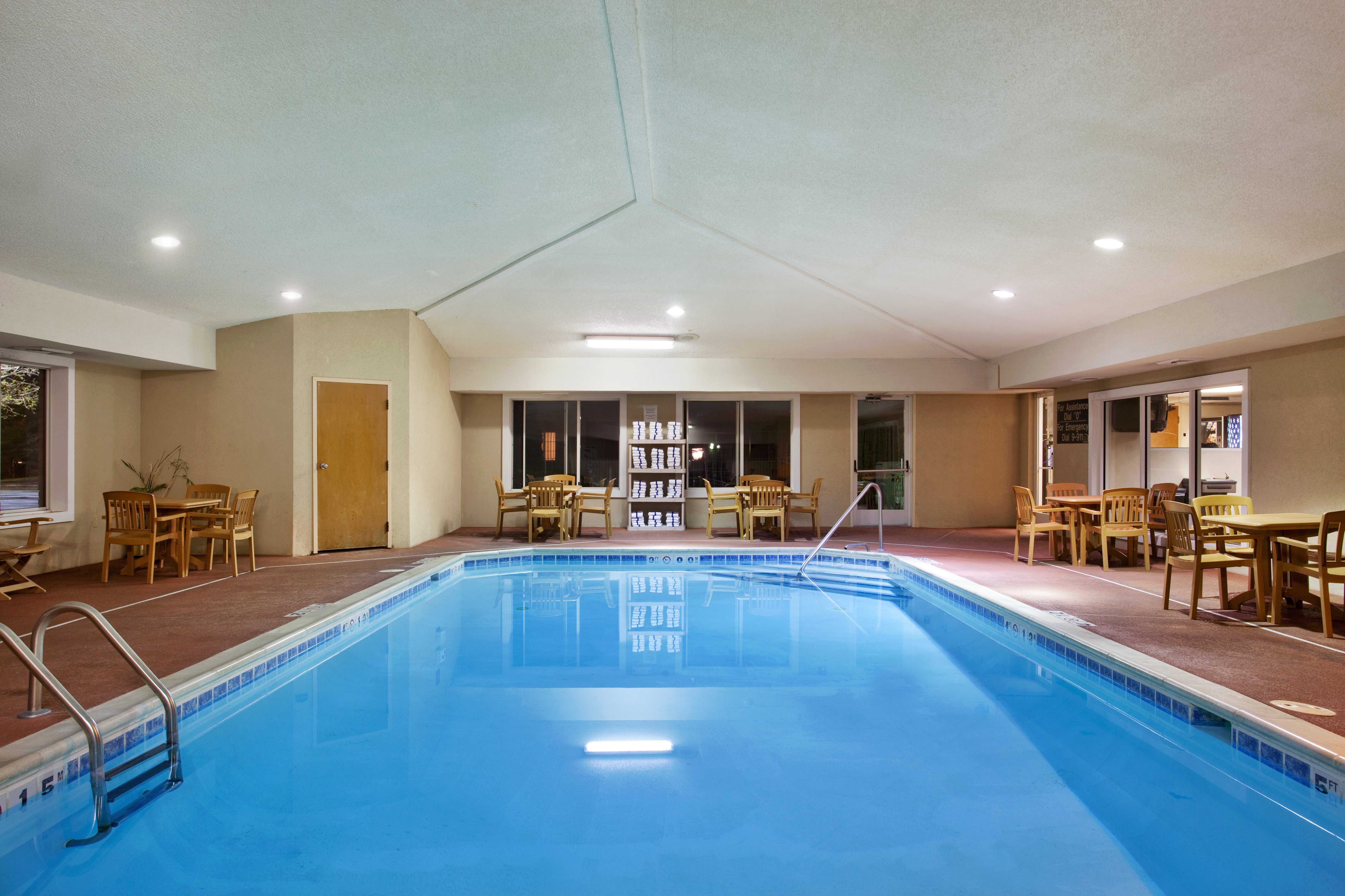 Holiday Inn Express Suites St Joseph 35/69