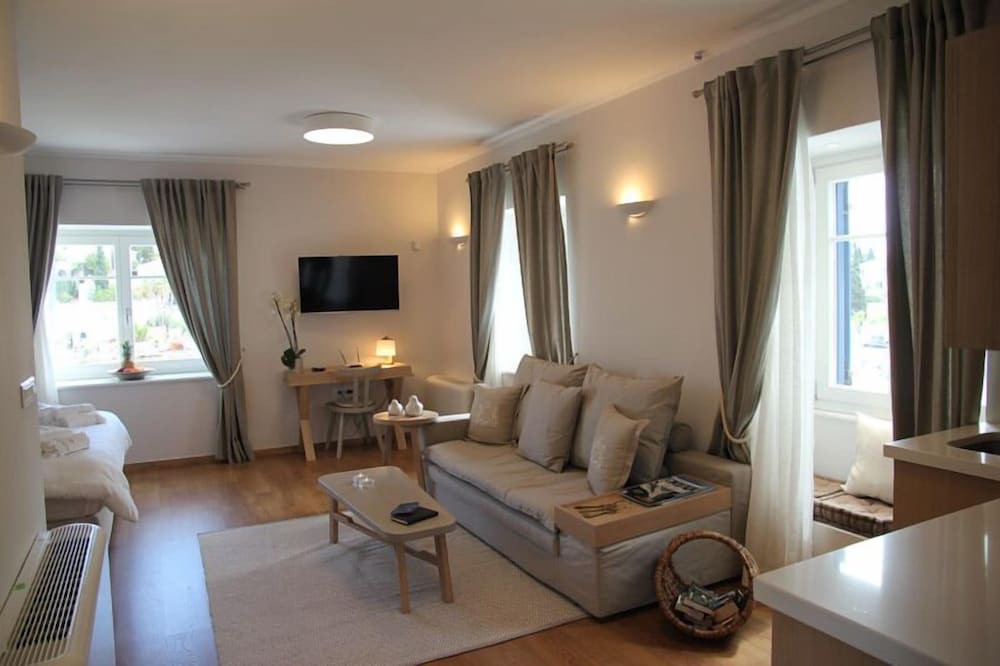 Porto Vecchio Spetses Luxury Suites 14/43