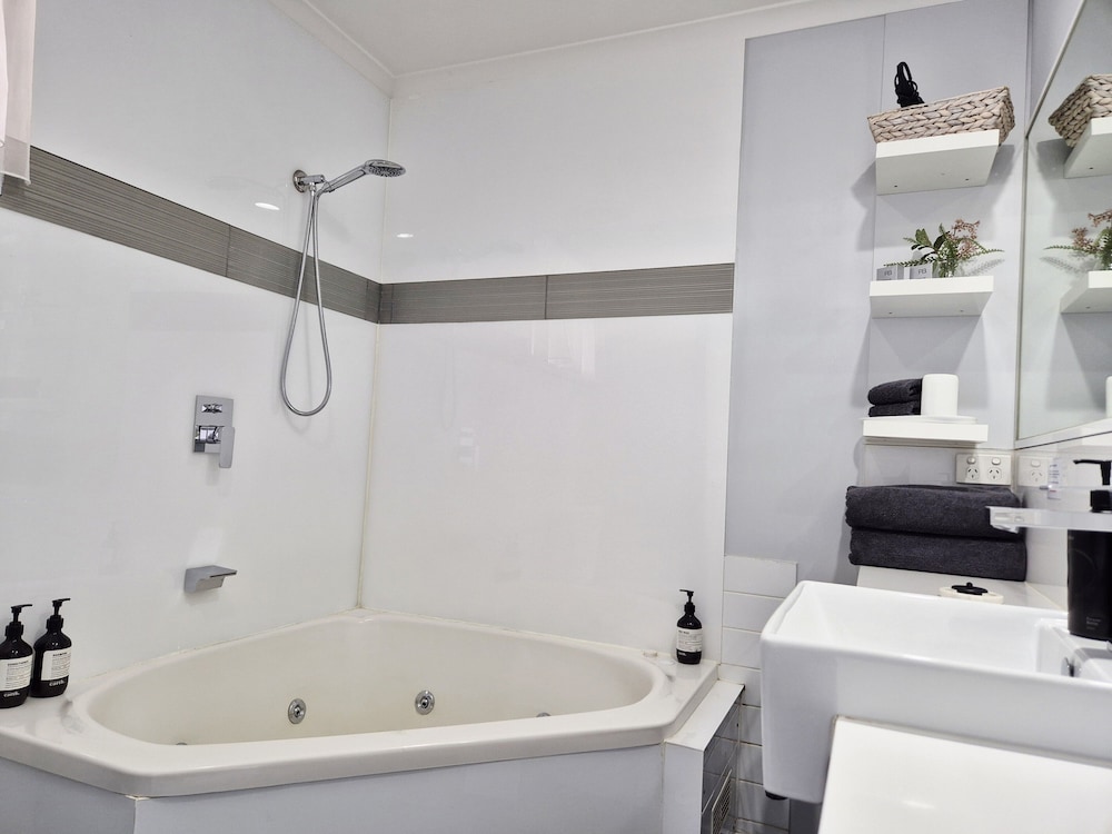 Apollo Bay Waterfront Motor Inn 80/80