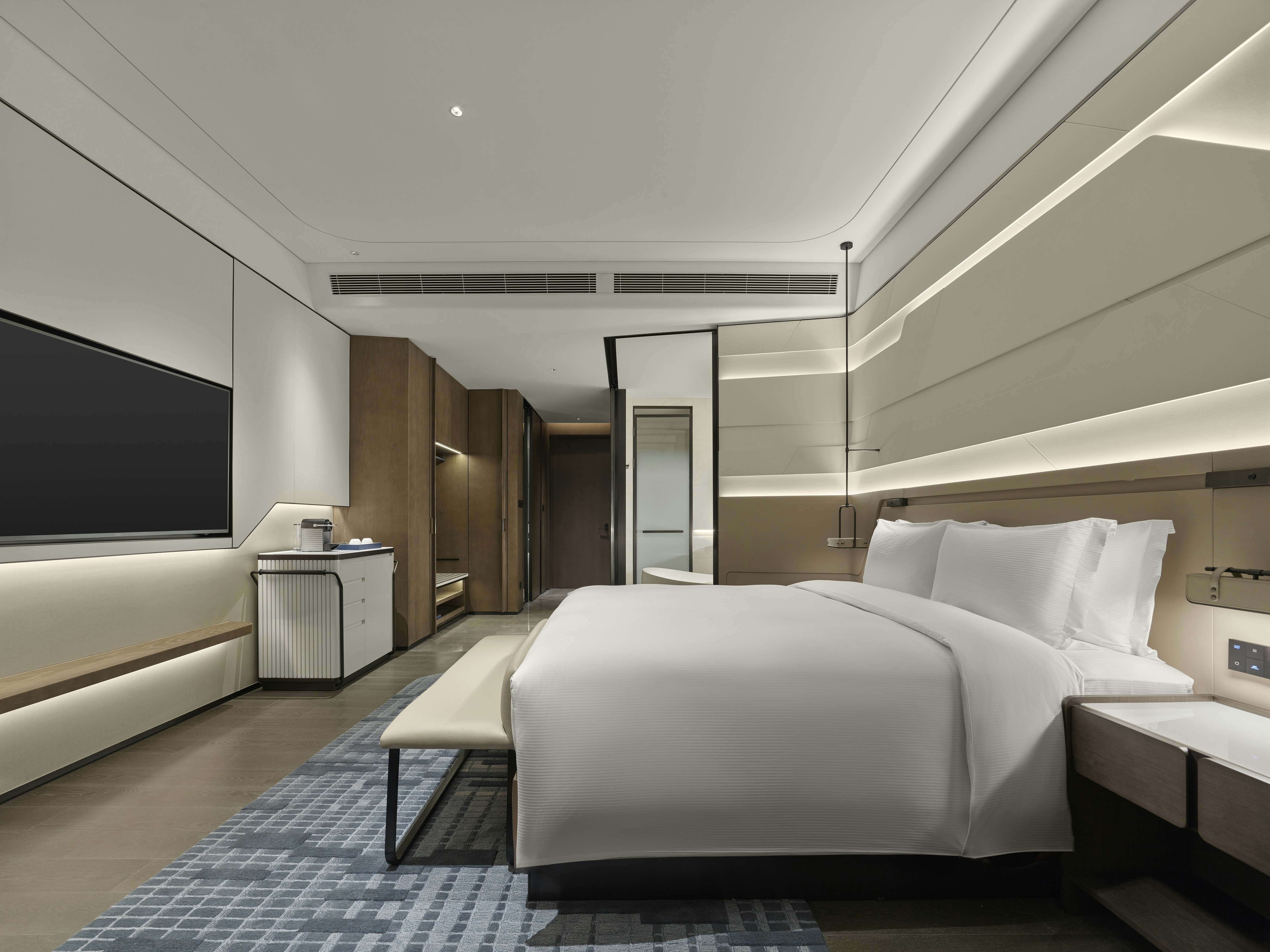 EXECUTIVE, KING BED