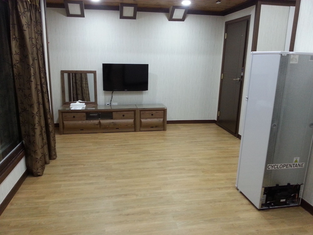 White Cabin 49/60