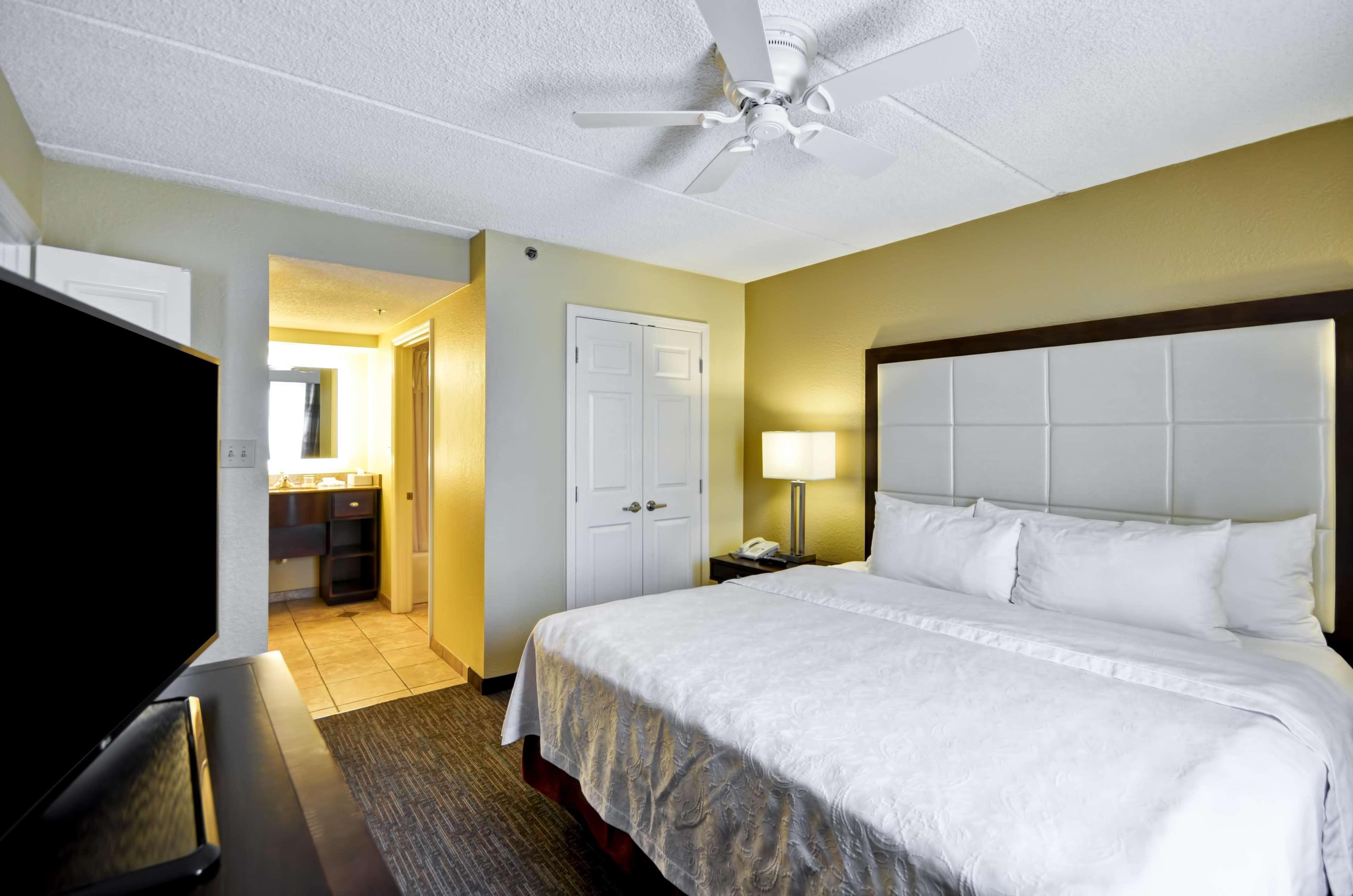 2 BEDROOMS, SUITE, 1 KING AND 2 QUEEN BEDS, 2 BATHROOMS