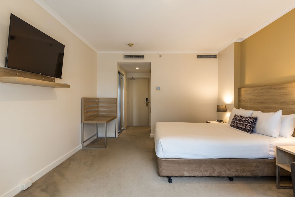 Spencer, Executive, Queen Bed, Street View