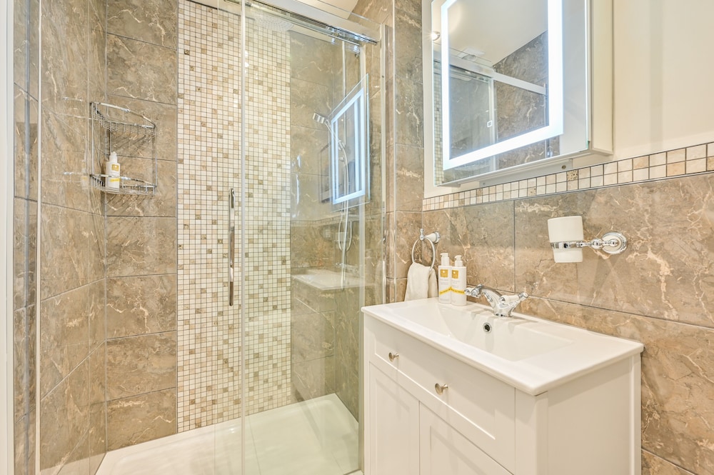Muntham Holiday Apartments 50/50
